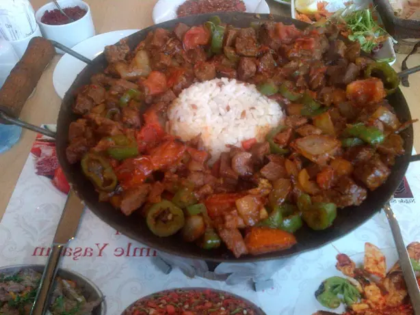 Foto von Türkisches Sac Kavurma klassisch – fertig angerichtet