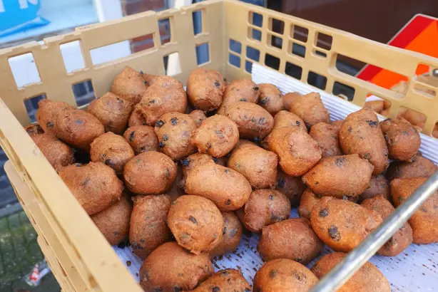 Foto von Holländische Oliebollen Klassisch – fertig angerichtet