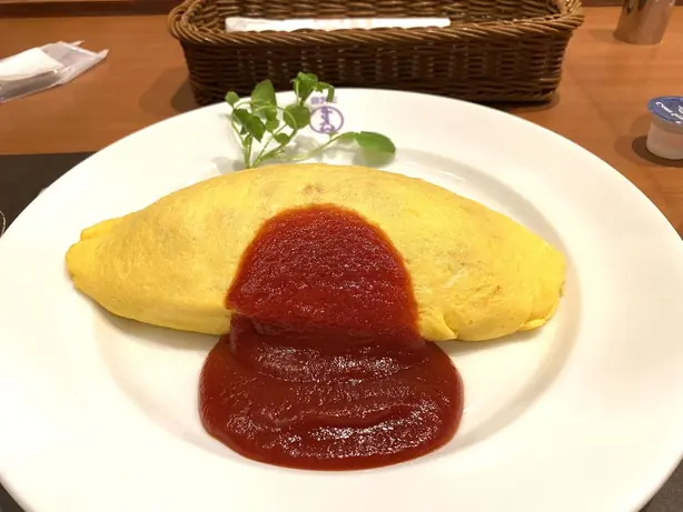 Foto von Japanisches Omuraisu klassisch – fertig angerichtet