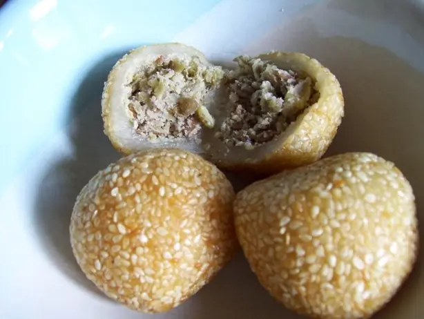 Foto von Malaysische Onde Onde mit Gula Melaka – fertig angerichtet