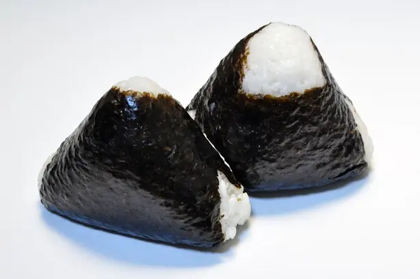 Foto von Klassische Japanische Onigiri (2) – fertig angerichtet