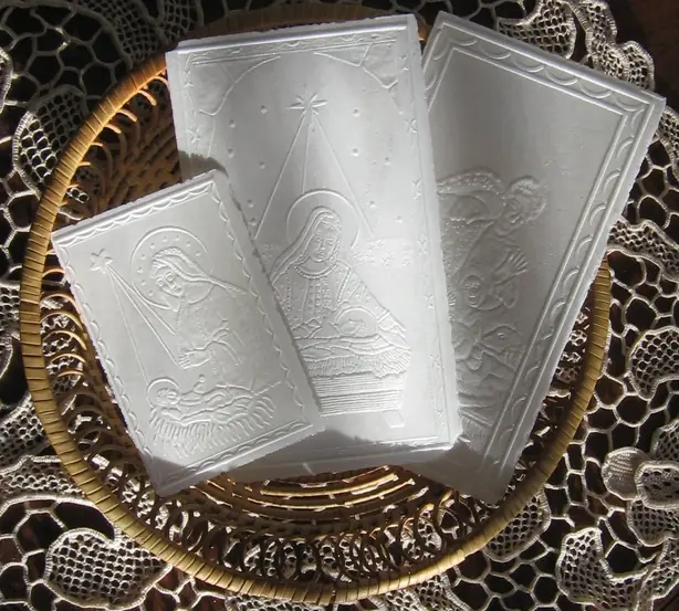 Foto von Traditionelle Weihnachtsoblaten Opłatki – fertig angerichtet