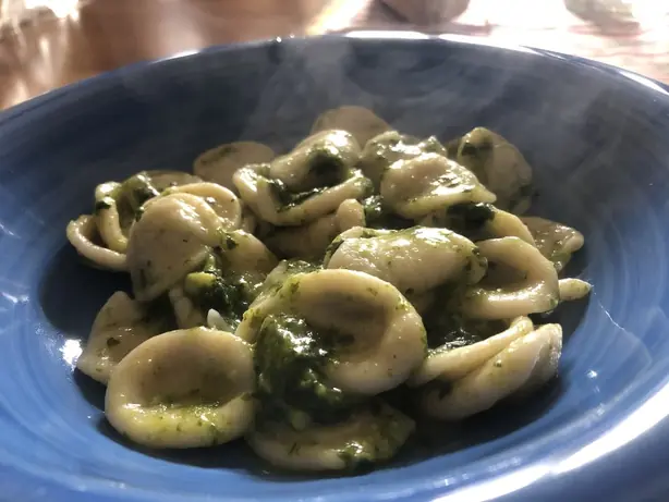 Orecchiette con cima di rapa – Foto: Bonniebartilomo (CC BY-SA 4.0)
