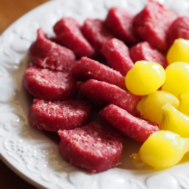 Foto von Niederländische Ossenworst hausgemacht – fertig angerichtet