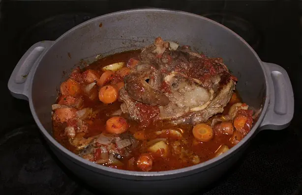 Foto von Klassisches Ossobuco alla milanese – fertig angerichtet