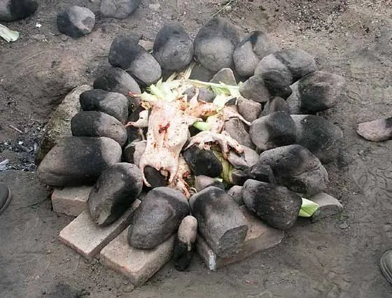 Foto von Peruanische Pachamanca klassisch – fertig angerichtet