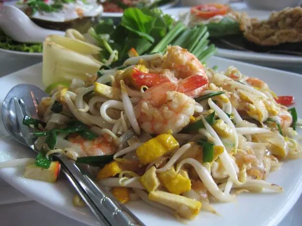 Foto von Thailändisches Pad Thai Klassisch (2) – fertig angerichtet
