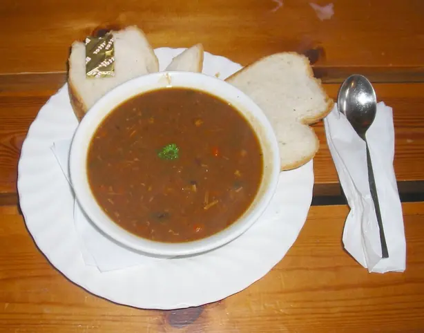 Foto von Guernsey Bean Jar Eintopf – fertig angerichtet