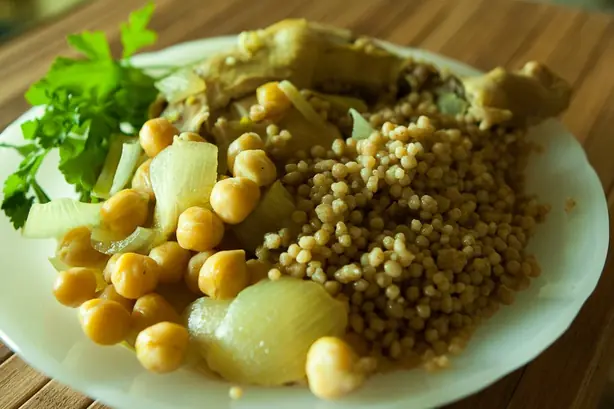 Palestinian couscous – Foto: Ebushnaq (CC BY-SA 3.0)