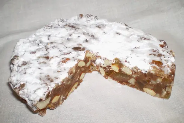 Foto von Klassischer Panforte di Siena – fertig angerichtet