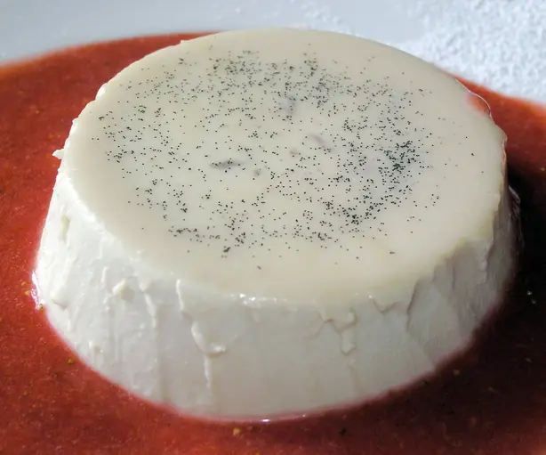 Foto von Italienische Panna Cotta klassisch – fertig angerichtet