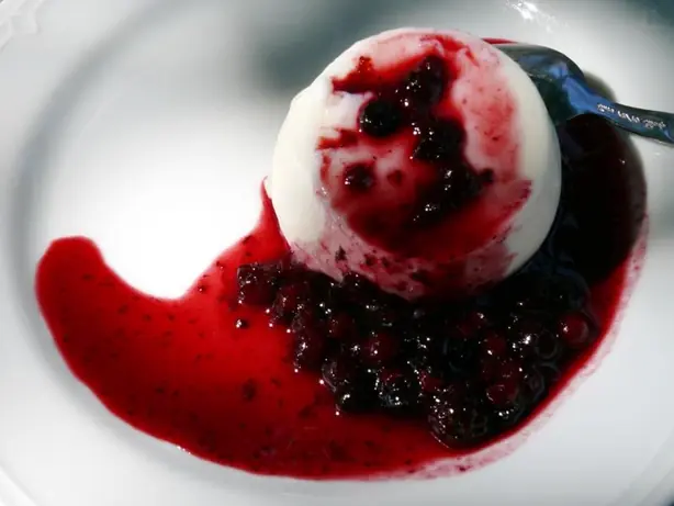 Foto von Klassische Panna Cotta – fertig angerichtet