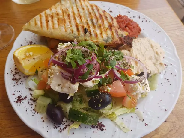 PAPAS Vorspeisenteller Naschmarkt Wien (1) – Foto: Benreis (CC BY-SA 4.0)