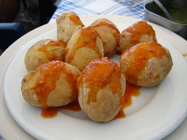 Foto von Kanarische Papas arrugadas klassisch – fertig angerichtet