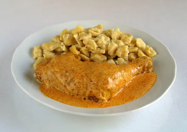 Foto von Ungarisches Paprikahuhn klassisch – fertig angerichtet