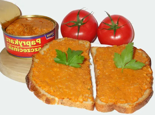 Foto von Stettiner Paprykarz Fischaufstrich – fertig angerichtet