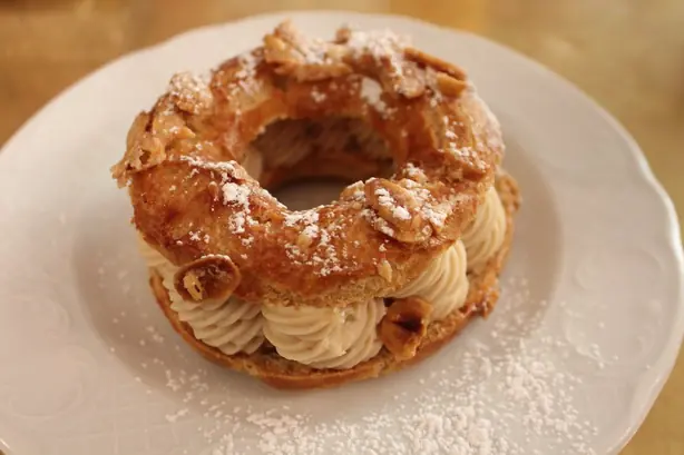 Foto von Klassischer Paris-Brest – fertig angerichtet