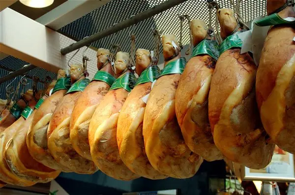 Foto von Italienischer Parmaschinken mit Melone – fertig angerichtet