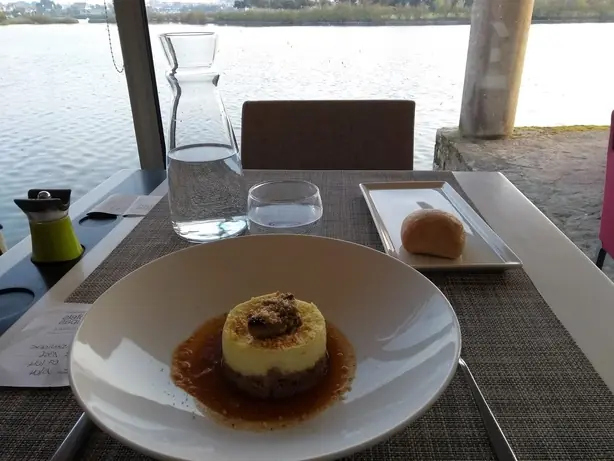 PARMENTIER DE CONFIT DE CANARD (46785839575) – Foto: patrick janicek from Courbevoi (CC BY 2.0)