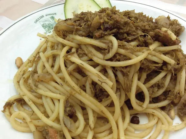 Foto von Sizilianische Pasta con le sarde – fertig angerichtet