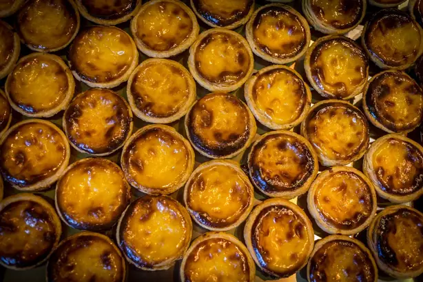 Foto von Portugiesische Pastéis de Nata klassisch – fertig angerichtet