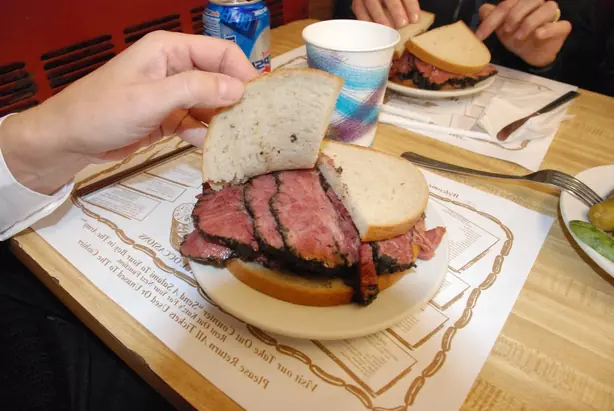 Foto von Hausgemachtes New York Pastrami – fertig angerichtet