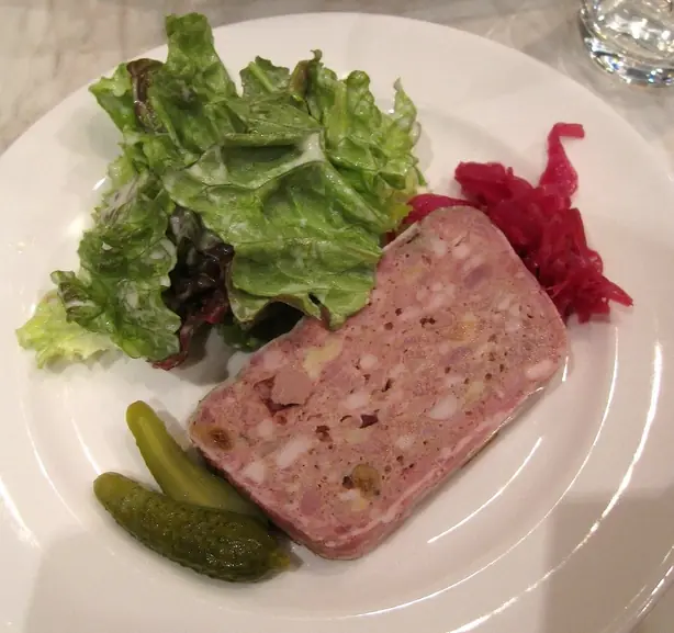Foto von Französische Pâté de campagne – fertig angerichtet