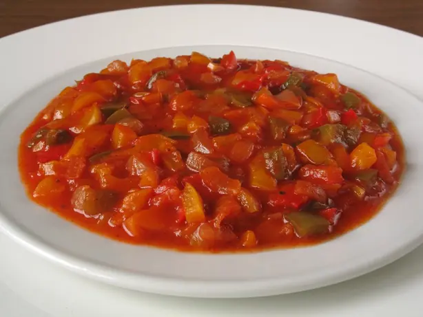 Foto von Italienische Peperonata klassisch – fertig angerichtet