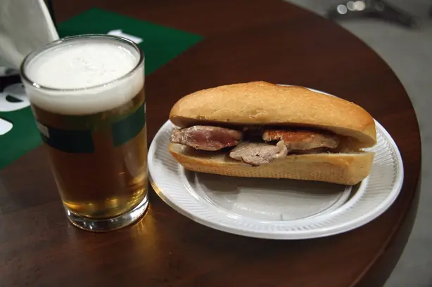 Foto von Klassisches Southern Fried Chicken Sandwich – fertig angerichtet