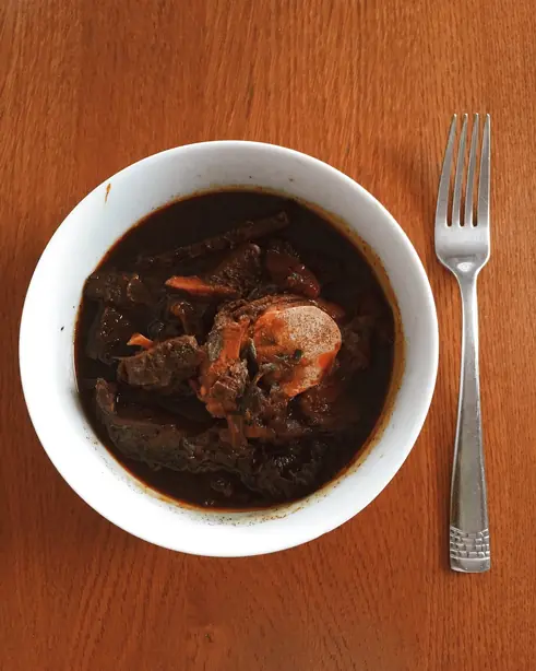 Foto von Guyanesischer Pepperpot Klassisch – fertig angerichtet