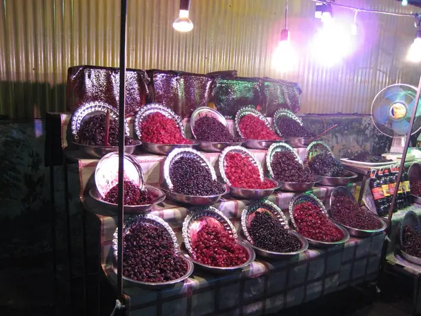 Foto von Persisches Fruchtleder Lavaschak – fertig angerichtet