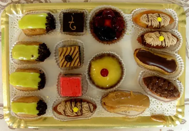 Foto von Klassische Französische Petits Fours – fertig angerichtet