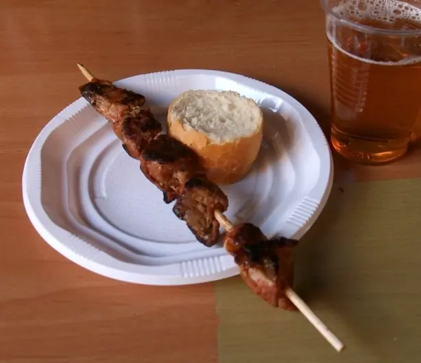 Foto von Spanische Pinchos Morunos klassisch – fertig angerichtet