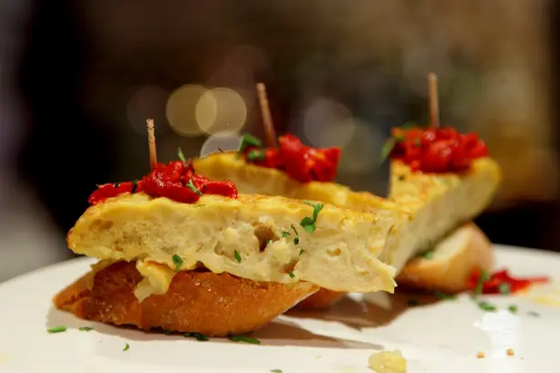 Foto von Spanische Tortilla de Patatas Klassisch (2) – fertig angerichtet