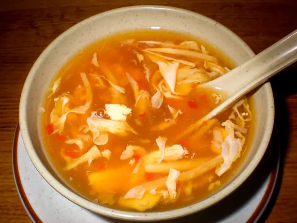 Foto von Klassische Peking Sauer-Scharf-Suppe – fertig angerichtet