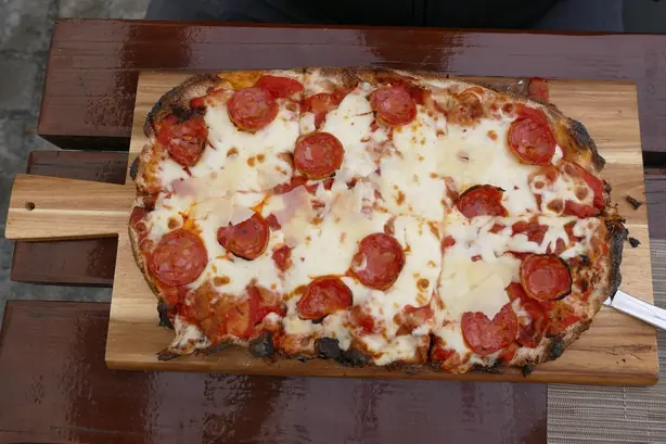 Foto von Klassische Pinsa Romana – fertig angerichtet