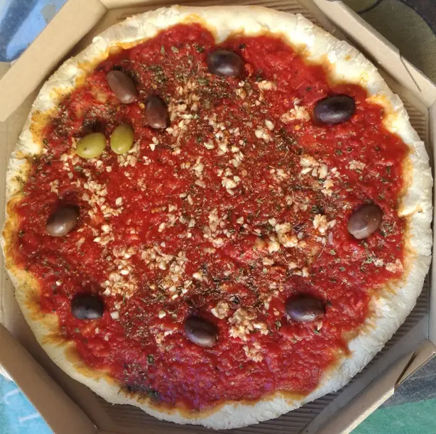 Foto von Argentinische Porteño-Pizza mit Fainá – fertig angerichtet