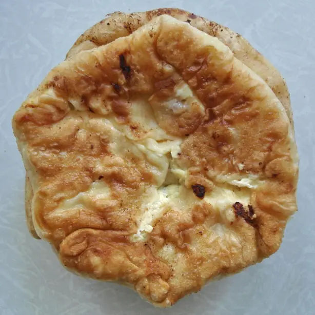 Foto von Rumänische Plăcintă mit Käsefüllung – fertig angerichtet