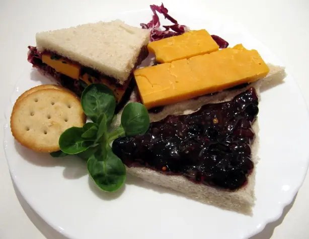 Foto von Englischer Ploughman's Lunch klassisch – fertig angerichtet
