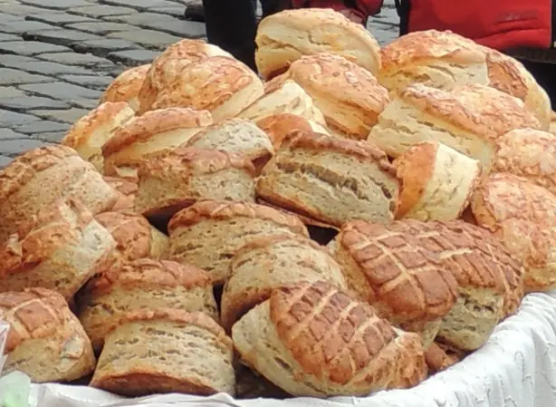 Foto von Burgenländische Grammelpogatscherl – fertig angerichtet