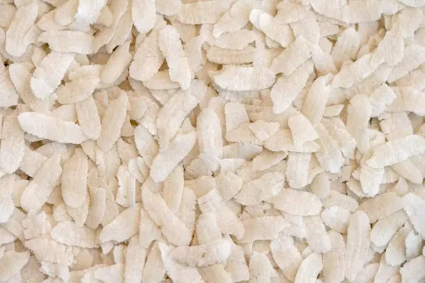 Foto von Indisches Poha – gepresster Reis mit Gewürzen – fertig angerichtet