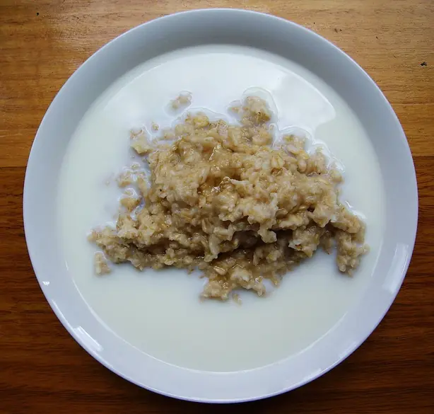 Foto von Klassischer Haferbrei Porridge – fertig angerichtet