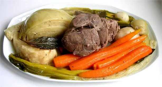 Foto von Französischer Pot-au-Feu klassisch (2) – fertig angerichtet