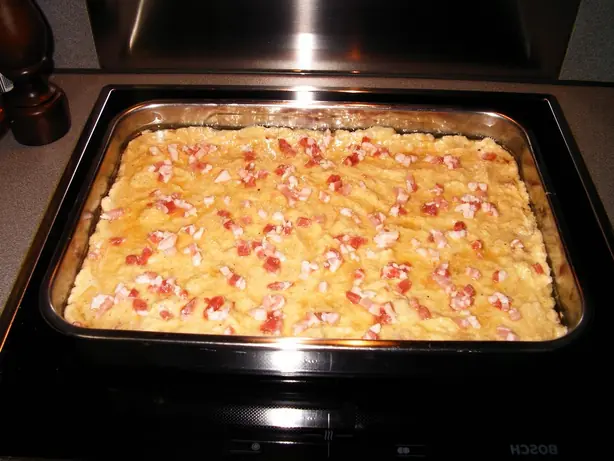 Foto von Potthucke – deftiger Kartoffelkuchen – fertig angerichtet