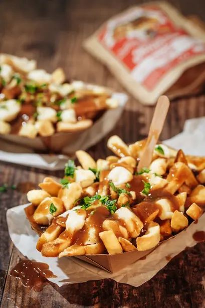 Foto von Klassische Kanadische Poutine (2) – fertig angerichtet