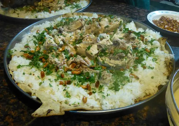 Foto von Klassisches Jordanisches Mansaf – fertig angerichtet