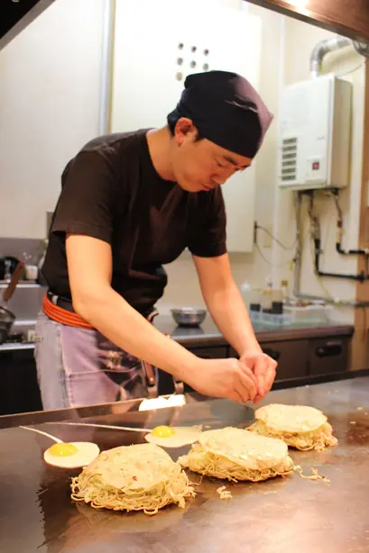 Preparing okonomiyaki in Hiroshima – Foto: EllieBellie25 (CC BY-SA 4.0)