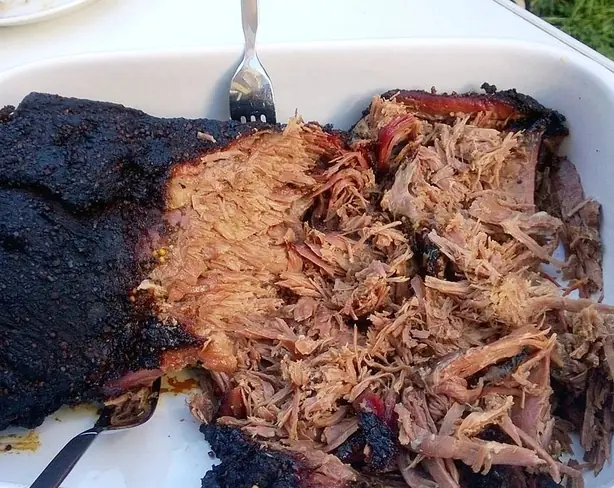 Foto von Amerikanisches Pulled Pork Klassisch – fertig angerichtet