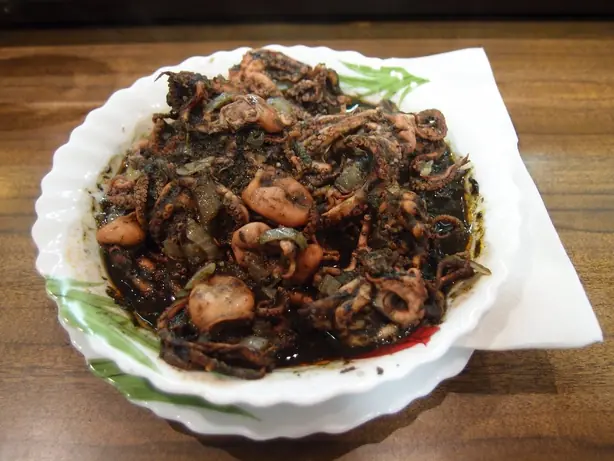 Foto von Spanische Pulpitos in Tinte – fertig angerichtet