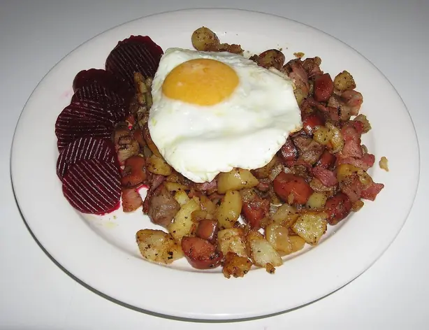 Foto von Schwedisches Pyttipanna klassisch – fertig angerichtet